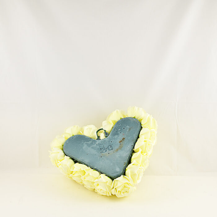 Composition florale artificielle en forme de coeur avec des roses – Image 3