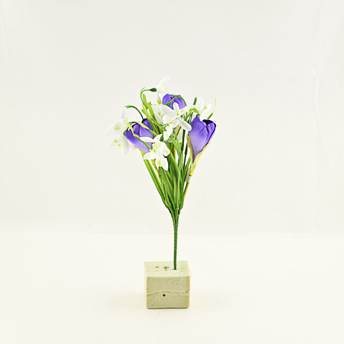 Crocus perce-neige de fleurs artificielles.